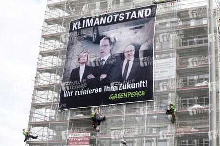 Greenpeace-Aktivisten entrollen Banner an Ministeriumgebäuden in Berlin