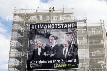 Greenpeace-Aktivisten entrollen Banner an Ministeriumgebäuden in Berlin