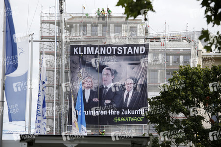 Greenpeace-Aktivisten entrollen Banner an Ministeriumgebäuden in Berlin