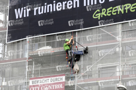 Greenpeace-Aktivisten entrollen Banner an Ministeriumgebäuden in Berlin