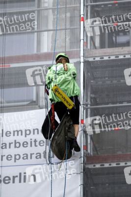 Greenpeace-Aktivisten entrollen Banner an Ministeriumgebäuden in Berlin