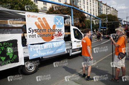 Demonstration 'Unteilbar' in Dresden