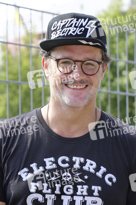 Benefiz-Fußballspiel 'Kicken mit Herz' 2019 in Hamburg