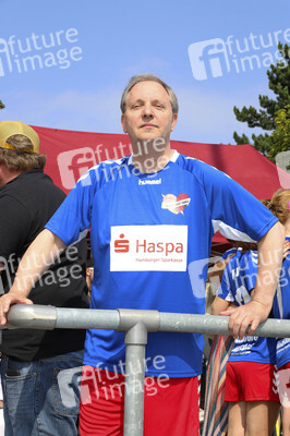 Benefiz-Fußballspiel 'Kicken mit Herz' 2019 in Hamburg