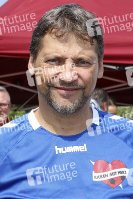 Benefiz-Fußballspiel 'Kicken mit Herz' 2019 in Hamburg