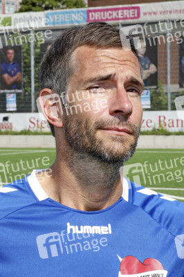 Benefiz-Fußballspiel 'Kicken mit Herz' 2019 in Hamburg