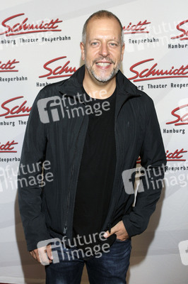 Revue 'Nutten, Koks und frische Erdbeeren' in Hamburg