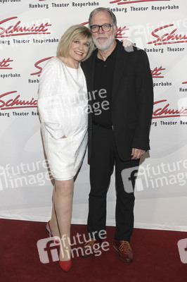 Revue 'Nutten, Koks und frische Erdbeeren' in Hamburg