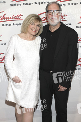 Revue 'Nutten, Koks und frische Erdbeeren' in Hamburg