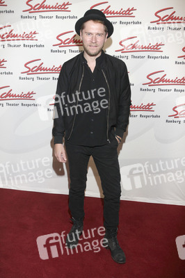 Revue 'Nutten, Koks und frische Erdbeeren' in Hamburg