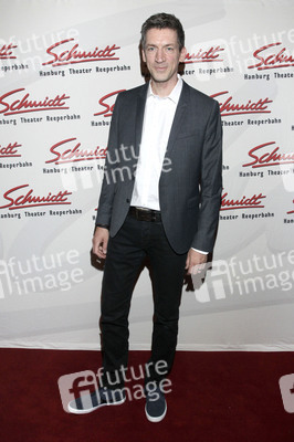 Revue 'Nutten, Koks und frische Erdbeeren' in Hamburg