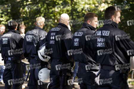 Polizeimaßnahmen beim Derby 1. FC Köln gegen Borussia Mönchengladbach in Köln