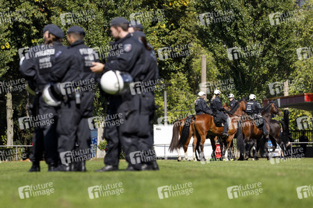 Polizeimaßnahmen beim Derby 1. FC Köln gegen Borussia Mönchengladbach in Köln