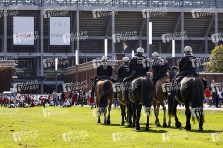 Polizeimaßnahmen beim Derby 1. FC Köln gegen Borussia Mönchengladbach in Köln