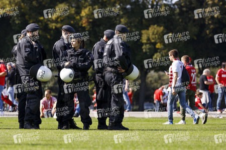 Polizeimaßnahmen beim Derby 1. FC Köln gegen Borussia Mönchengladbach in Köln