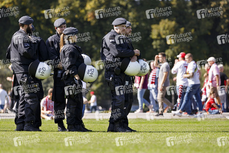 Polizeimaßnahmen beim Derby 1. FC Köln gegen Borussia Mönchengladbach in Köln