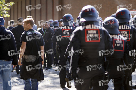 Polizeimaßnahmen beim Derby 1. FC Köln gegen Borussia Mönchengladbach in Köln