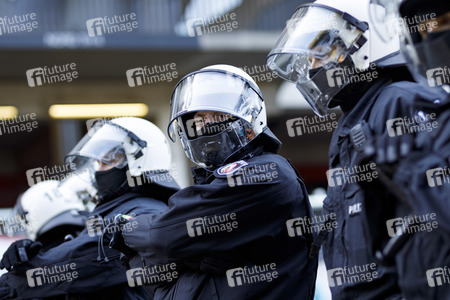 Polizeimaßnahmen beim Derby 1. FC Köln gegen Borussia Mönchengladbach in Köln