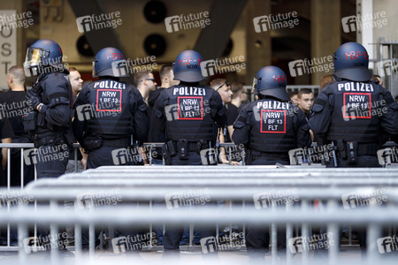 Polizeimaßnahmen beim Derby 1. FC Köln gegen Borussia Mönchengladbach in Köln