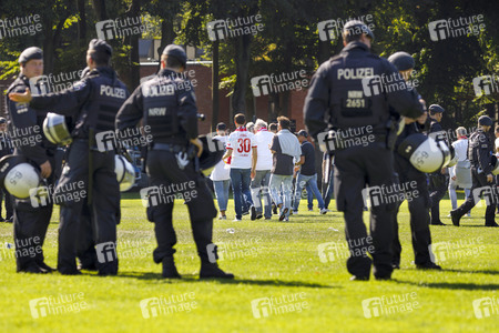 Polizeimaßnahmen beim Derby 1. FC Köln gegen Borussia Mönchengladbach in Köln