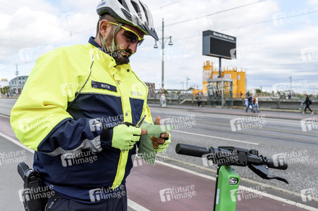Polizei kontrolliert Fahrer von E-Sootern in Berlin
