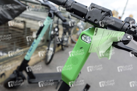 Polizei kontrolliert Fahrer von E-Sootern in Berlin