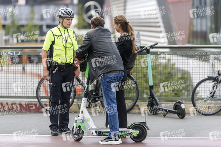 Polizei kontrolliert Fahrer von E-Sootern in Berlin