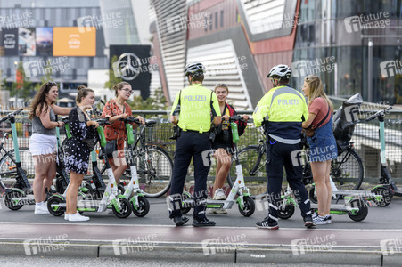 Polizei kontrolliert Fahrer von E-Sootern in Berlin