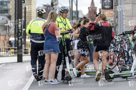Polizei kontrolliert Fahrer von E-Sootern in Berlin