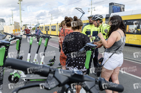Polizei kontrolliert Fahrer von E-Sootern in Berlin