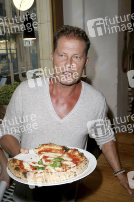 'Henry Likes Pizza' Event in Hamburg