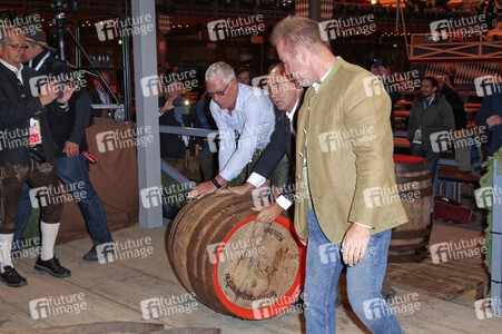 Wiesn Anstich auf dem Oktoberfest 2019 im Schottenhamel Festzelt in München