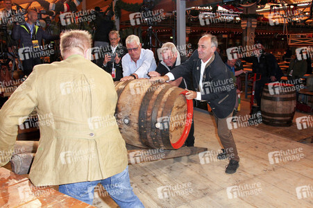 Wiesn Anstich auf dem Oktoberfest 2019 im Schottenhamel Festzelt in München