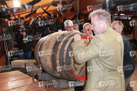 Wiesn Anstich auf dem Oktoberfest 2019 im Schottenhamel Festzelt in München