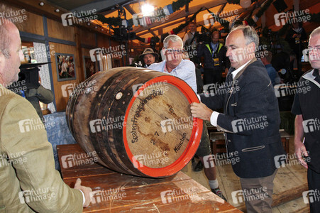 Wiesn Anstich auf dem Oktoberfest 2019 im Schottenhamel Festzelt in München