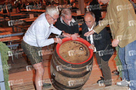 Wiesn Anstich auf dem Oktoberfest 2019 im Schottenhamel Festzelt in München