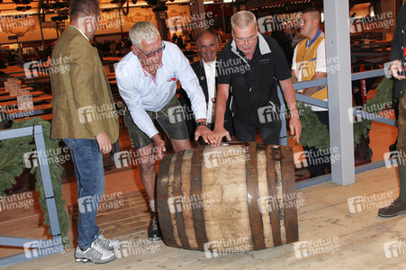 Wiesn Anstich auf dem Oktoberfest 2019 im Schottenhamel Festzelt in München