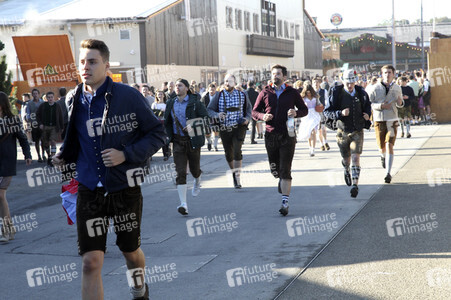 Wiesn Anstich auf dem Oktoberfest 2019 im Schottenhamel Festzelt in München