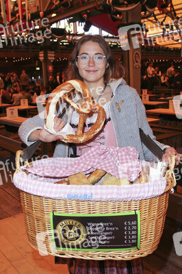 Wiesn Anstich auf dem Oktoberfest 2019 im Schottenhamel Festzelt in München