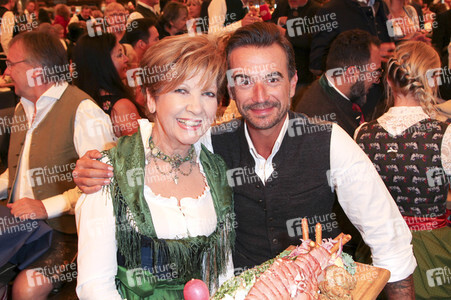 Wiesn Anstich auf dem Oktoberfest 2019 im Schottenhamel Festzelt in München