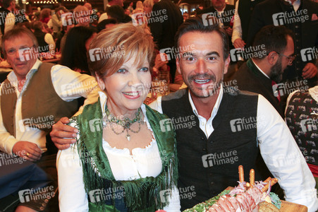 Wiesn Anstich auf dem Oktoberfest 2019 im Schottenhamel Festzelt in München