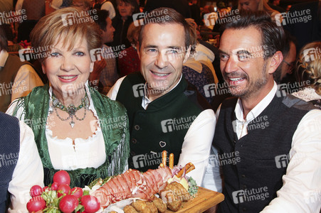 Wiesn Anstich auf dem Oktoberfest 2019 im Schottenhamel Festzelt in München