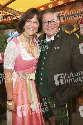 Wiesn Anstich auf dem Oktoberfest 2019 im Schottenhamel Festzelt in München