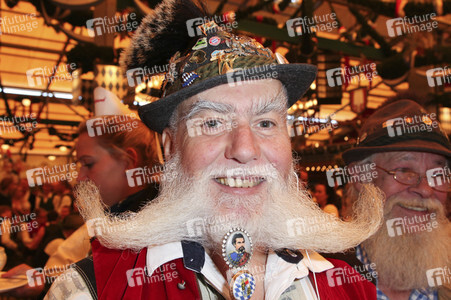 Wiesn Anstich auf dem Oktoberfest 2019 im Schottenhamel Festzelt in München