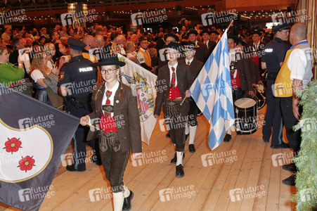 Wiesn Anstich auf dem Oktoberfest 2019 im Schottenhamel Festzelt in München