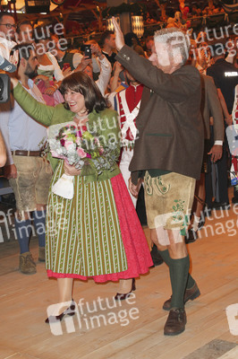 Wiesn Anstich auf dem Oktoberfest 2019 im Schottenhamel Festzelt in München