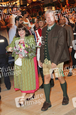 Wiesn Anstich auf dem Oktoberfest 2019 im Schottenhamel Festzelt in München