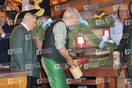 Wiesn Anstich auf dem Oktoberfest 2019 im Schottenhamel Festzelt in München