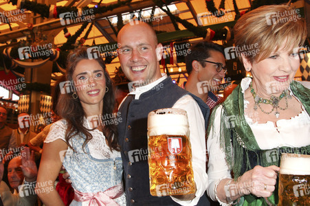 Wiesn Anstich auf dem Oktoberfest 2019 im Schottenhamel Festzelt in München