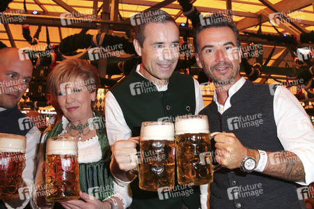 Wiesn Anstich auf dem Oktoberfest 2019 im Schottenhamel Festzelt in München
